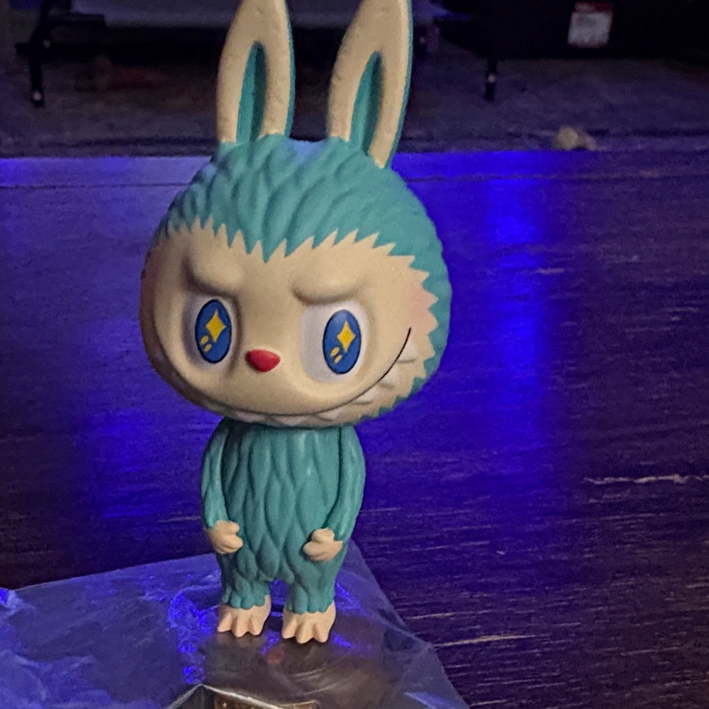 Pop Mart The Monsters Almost Hidden (Lamp)